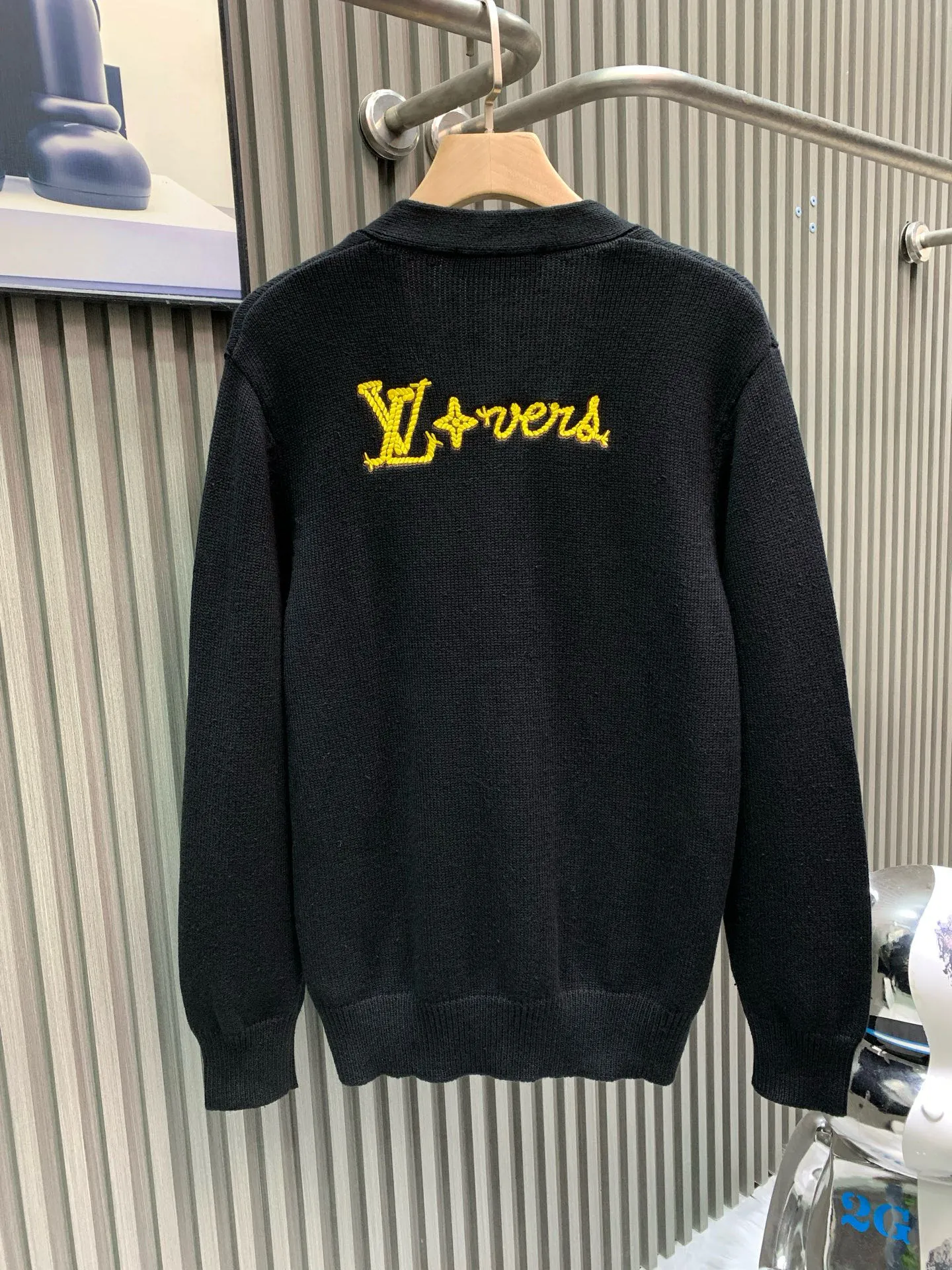 🅿️420 🀄️ Louis Vuitton 1*v25 new autumn and winter new knitted jacket with large logo on the chest. The yarn is 32-count double-ply yarn. It is composed of 30% wool and 70% cotton. It has the warmth of wool and the comfort of cotton. The color must be dyed. After five times of color adjustment, it is reactive black. The fabric is made by an imported 5-needle Stoll intarsia machine. This still needs to be made by an imported machine for better results. The thread effect is 2×1 thread material with silk processing inside. It is not easy to deform when washed. The embroidery thread is dyed wool thread. It is embroidered by a high-density Tajima machine. The embroidery order is from the outside to the inside layer by layer. The size order direction is completely consistent with zp. The threads on the back of the heart are all hand-knotted. The buttons are made of real horn buttons. The horn texture is natural and appears randomly. It has been used many times in our clothing. The letter logo is laser engraved. It is also consistent with zp after testing many times. Buttons are sewn by hand in the same direction